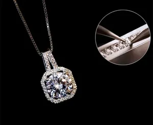 Gros plan du collier en argent S925 avec pendentif carré en zircone et sertissage micro-pavé