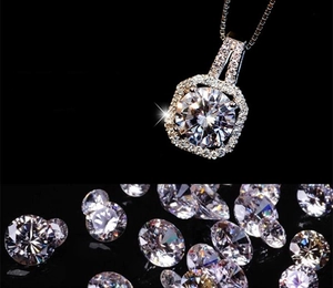 Détail macro d'un pendentif en zircone carrée avec des pierres d'accent brillants