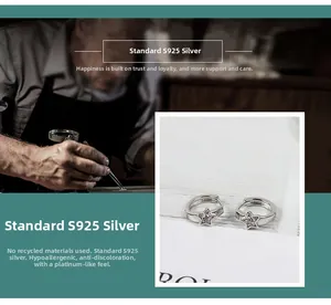 Dettaglio orecchini a stella in argento 925 con zirconi e finitura platino lucido