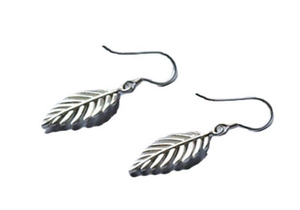 Vue détaillée des boucles d'oreilles en argent S925 avec texture de nervures de feuilles