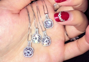 Détail de quatre colliers en argent 925 avec pendentifs carrés en zircone étincelante