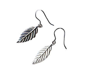 Vue détaillée des boucles d'oreilles feuilles en argent avec nervures ajourées
