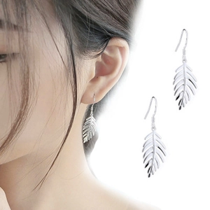 Vue détaillée de boucles d'oreilles plumes en argent avec texture de feuilles ciselée