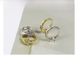 Vista dettagliata degli orecchini a cerchio a stella in argento S925 oro e argento con zirconi