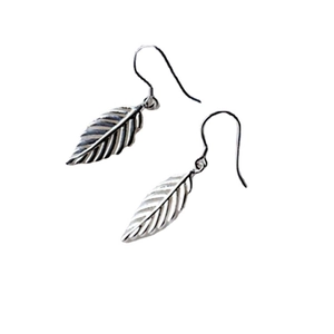 Boucles d'oreilles feuilles en argent S925 avec texture de plumes sur fond blanc