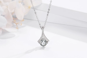Détail macro du collier en argent S925 avec pendentif en zircon et pierre de taille ronde