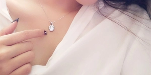 Porté au cou, collier carré en argent sterling avec un zircon central brillant en gros plan