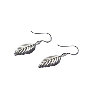 Élégantes boucles d'oreilles feuilles en argent S925 avec texture veinée sur fond blanc