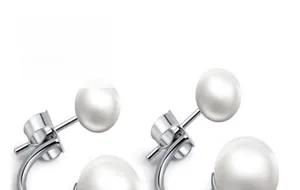 Détails macro de boucles d'oreilles en argent S925 avec perles blanches brillantes et fermoirs