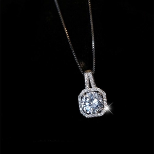 Collier en argent S925 avec pendentif en zircone ronde sur un fond noir élégant