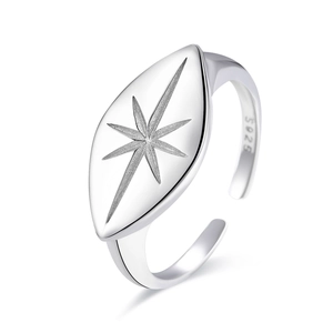 Détail de la bague en argent S925 mat avec motif d'étoile à huit branches gravé