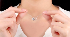 Detailansicht der S925 Sterlingsilber Kette mit Stern- und Herzanhänger und Love-Gravur