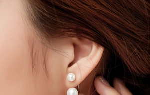 Détail de boucles d'oreilles double perle en argent s925 portées par un mannequin