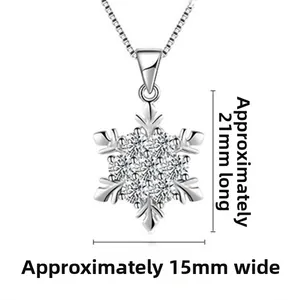 Dettaglio del ciondolo a fiocco di neve da 21mm x 15mm con cristalli bianchi incastonati