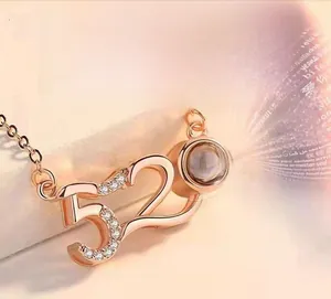 Detail der roségoldenen 520 Halskette mit Zirkonia und 100 Sprachen Projektionsstein