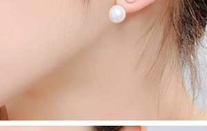 Gros plan de boucles d'oreilles en argent S925 et perles portées sur l'oreille