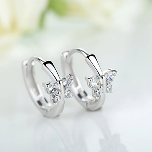 Macro-opname van S925 sterling zilveren vlinder oorbellen met zirkonia stenen