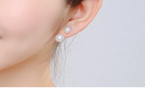 Détail de boucles d'oreilles perles double face en argent s925 sur le modèle