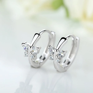 Macro-detail van S925 sterling zilveren vlinderringoorbellen met fonkelende zirkonia-stenen