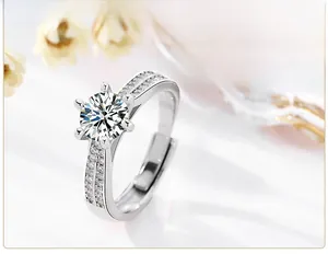 Gros plan d'une bague en argent à six griffes avec zircone cubique et accents à double rangée