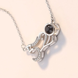 Makroaufnahme einer silbernen Astronauten-Halskette mit mikro-besetzten Diamantdetails
