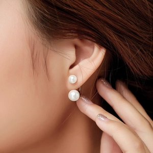 Élégantes boucles d'oreilles double face en argent S925 portées par un mannequin
