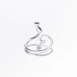 Dettaglio macro dell'anello aperto gatto in argento lucido con silhouette raffinata