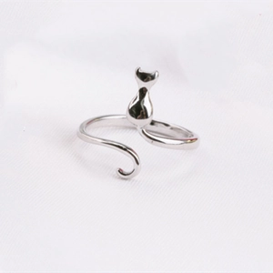 Anello aperto a forma di gatto in argento minimalista con coda regolabile su fondo bianco