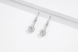 Détail macro de boucles d'oreilles pendantes en argent S925 avec zircons ronds brillants