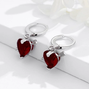 Boucles d'oreilles cœur en argent 925 avec pierre rouge et flèche sur pétales blancs