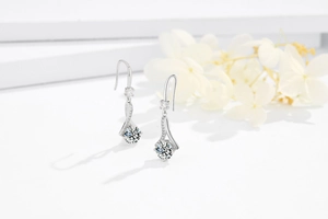 Détail de boucles d'oreilles pendantes en argent S925 avec zircons ronds brillants