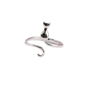 Anello aperto gatto minimalista in argento con design a coda lunga su sfondo bianco