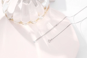 Detailed close-up of S925 sterling silver box chain with spring clasp and tail tag