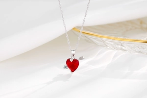 Dettaglio macro della collana a cuore in argento con cristallo rosso e zirconi