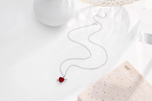 Vista dettagliata della collana in argento S925 con cuore rosso e freccia di cupido