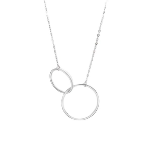 Gros plan du pendentif à double cercle entrelacé sur une fine chaîne en argent