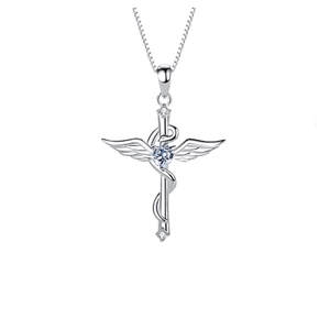 Detalle del colgante de cruz de ángel de plata 925 con piedra de corazón púrpura