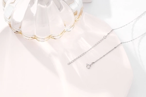Dettaglio della catena in argento sterling S925 con chiusura a molla ed estensione su ceramica