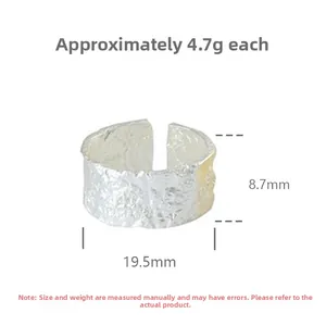 Détails de la bague large en argent avec des vagues irrégulières et dimensions de 19,5 mm