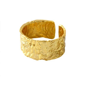 Vue détaillée de la texture martelée irrégulière sur une bague large plaquée or