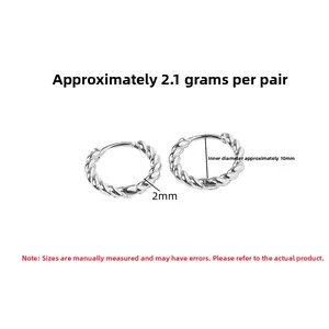 Vue détaillée des créoles torsadées en argent avec diamètre de 10mm et épaisseur 2mm