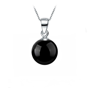 Détail macro du poinçon S925 sur pendentif en agate noire naturelle et argent sterling