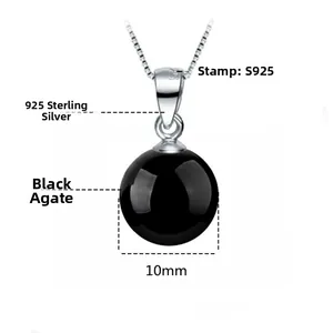 Détail d'un pendentif en agate noire de 10mm sur un collier en argent sterling S925