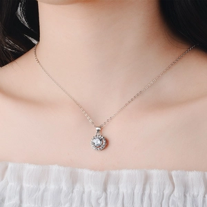 Nahaufnahme einer s925 Silberkette mit funkelndem blauen Zirkonia-Halo-Anhänger