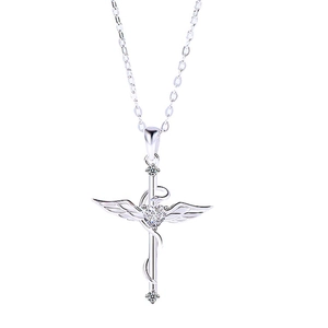 Collar cruz alas de ángel en plata 925 con colgante de corazón y circonita en fondo blanco