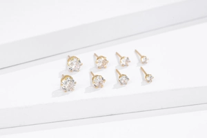 Detail von vier verschiedenen Größen von 925 Sterling Silber vergoldeten Kronenohrringen