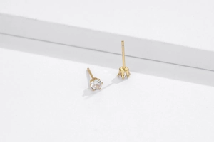 Detailansicht der S925 Sterling Silber Kronenohrringe mit 6-Krallen Zirkonia Fassung