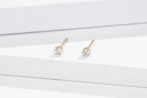Detailansicht der 18K vergoldeten S925 Sterling Silber Kronenohrringe mit Zirkonia