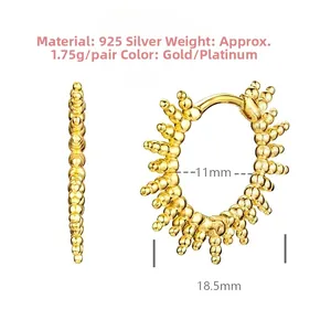 Vue détaillée de créoles perlées en argent sterling 925 avec dimensions précises