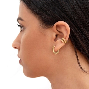 Boucles d'oreilles tournesol en argent S925 et manchette d'oreille portée par modèle